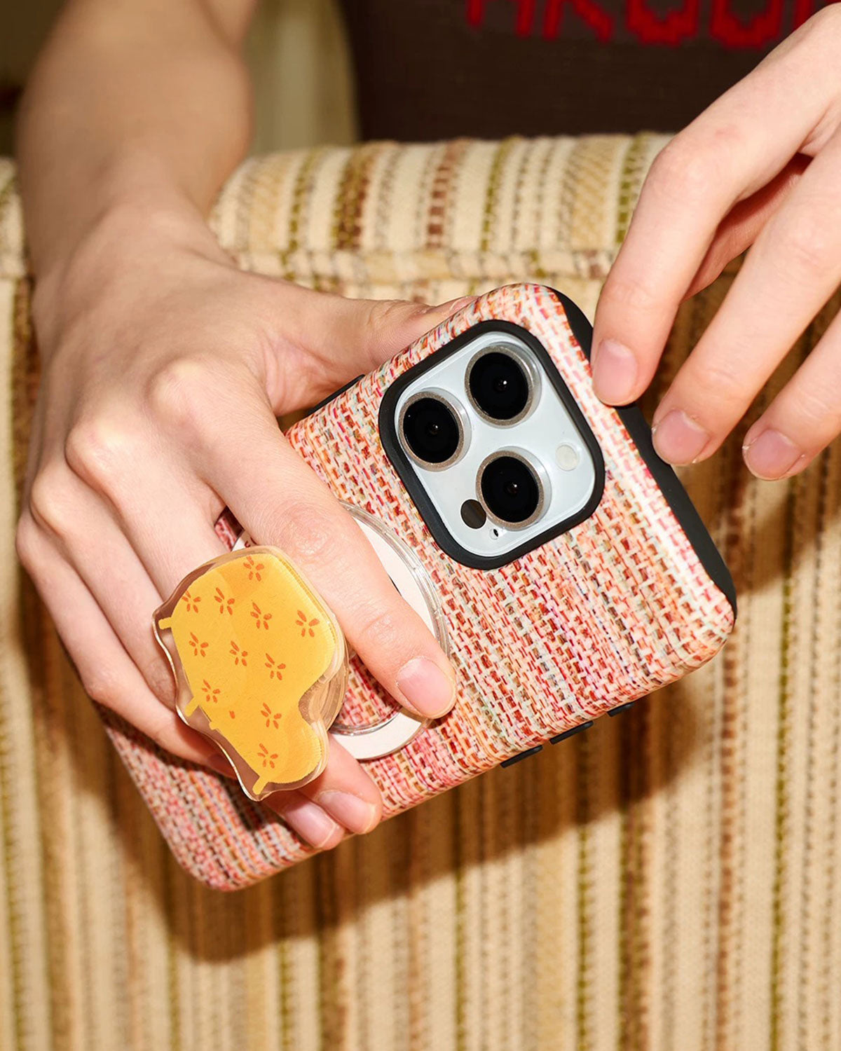 GELE STOEL TWEED TELEFOONHOESJE