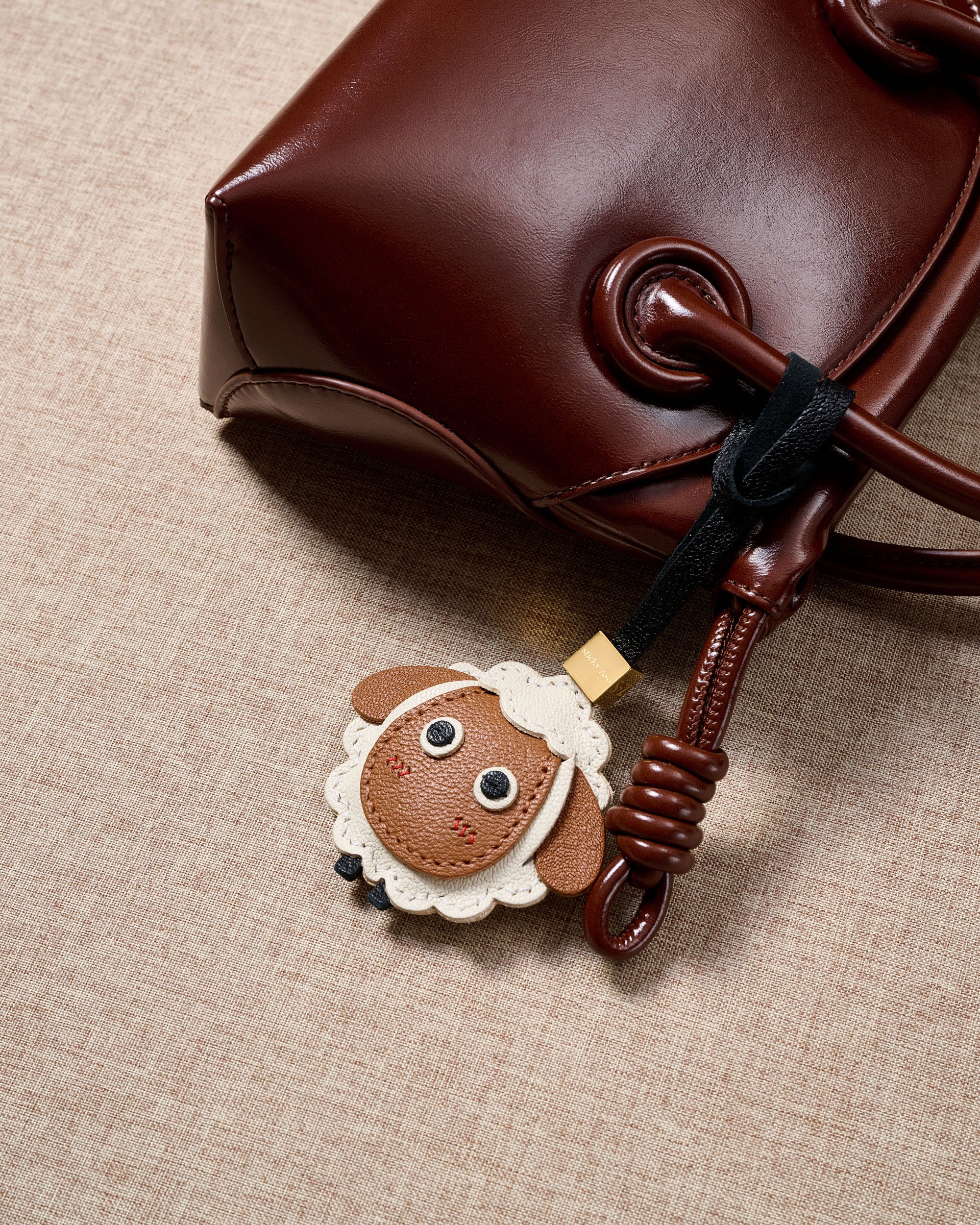 Sticky Zoo® ルル シープ チャーム – ハンドメイド ALRAN レザー