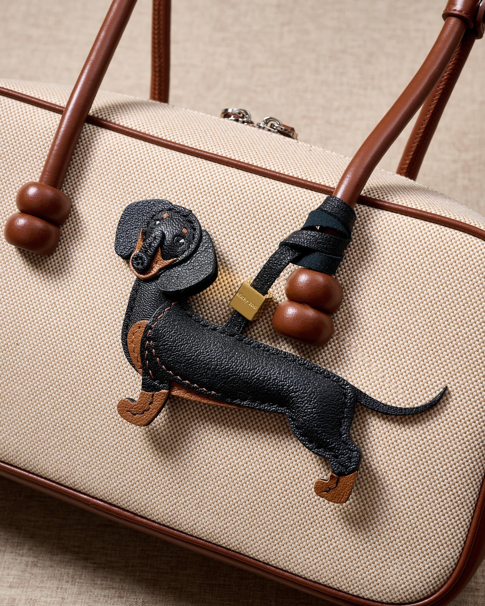 【Sticky zoo】ハンドメイド★Dachshund カメラ バッグチャーム Sticky Zoo® Dachshund Face Bag Charm – Handmade Leather Dog