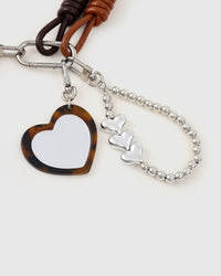Colgante apilable en forma de corazón con pretzel sonriente