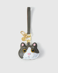 Grey Muse British Shorthair on an 18K gold-plated keychain clip with engraved STICKYZOO disc — clips to keys, bags or backpacks. Real French leather, 3 days by hand.