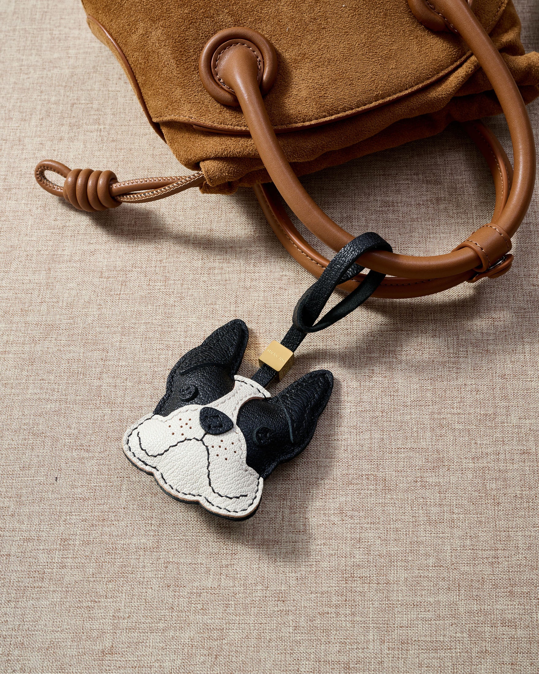 sticky zoo 犬チャーム ブラウン Sticky Zoo® - Brown Dapper Dachshund Backpack + Charm Set