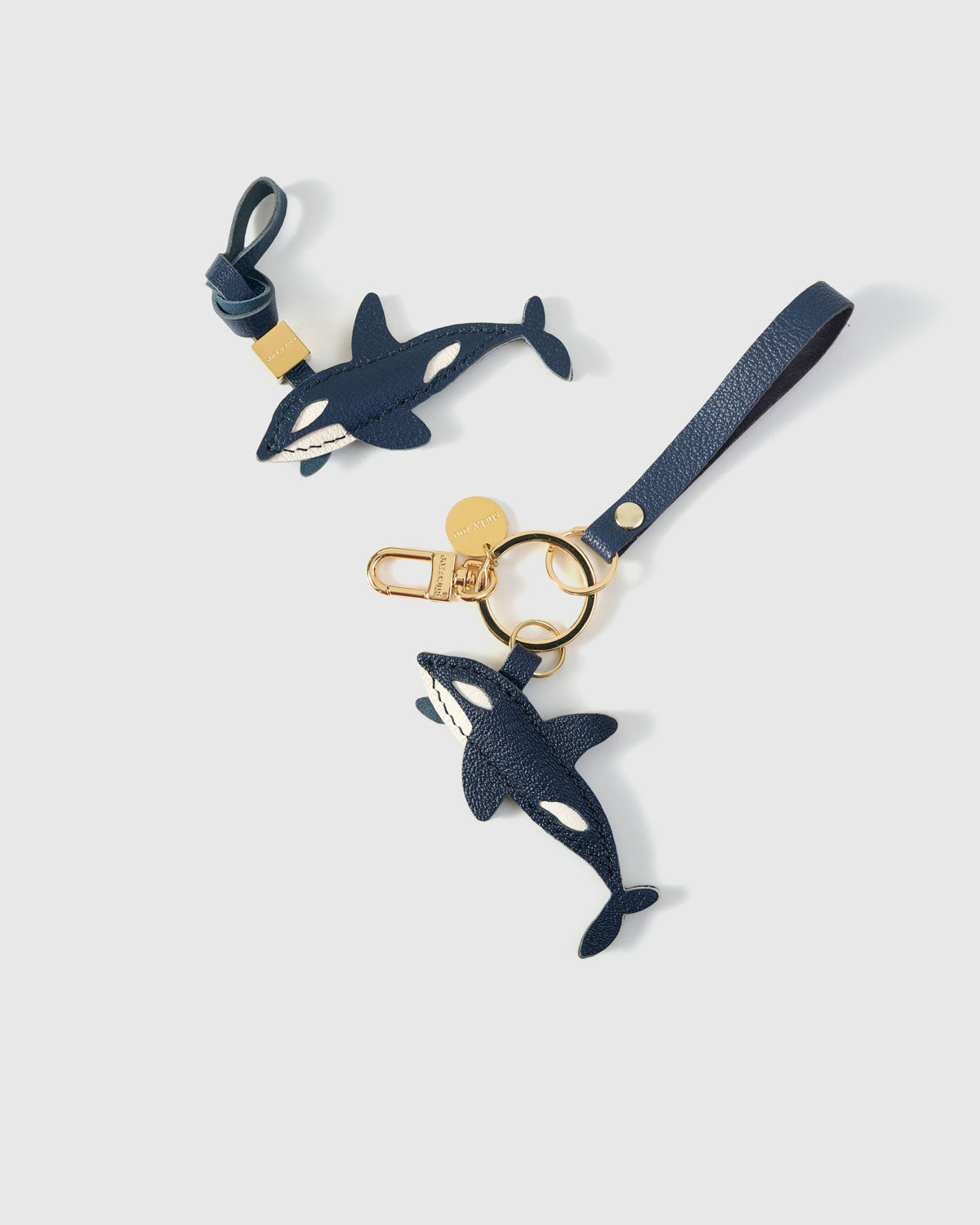 {{Keychain edition.}} Orca on an 18K gold-plated keychain clip with engraved STICKYZOO disc — clips to keys, bags or backpacks.