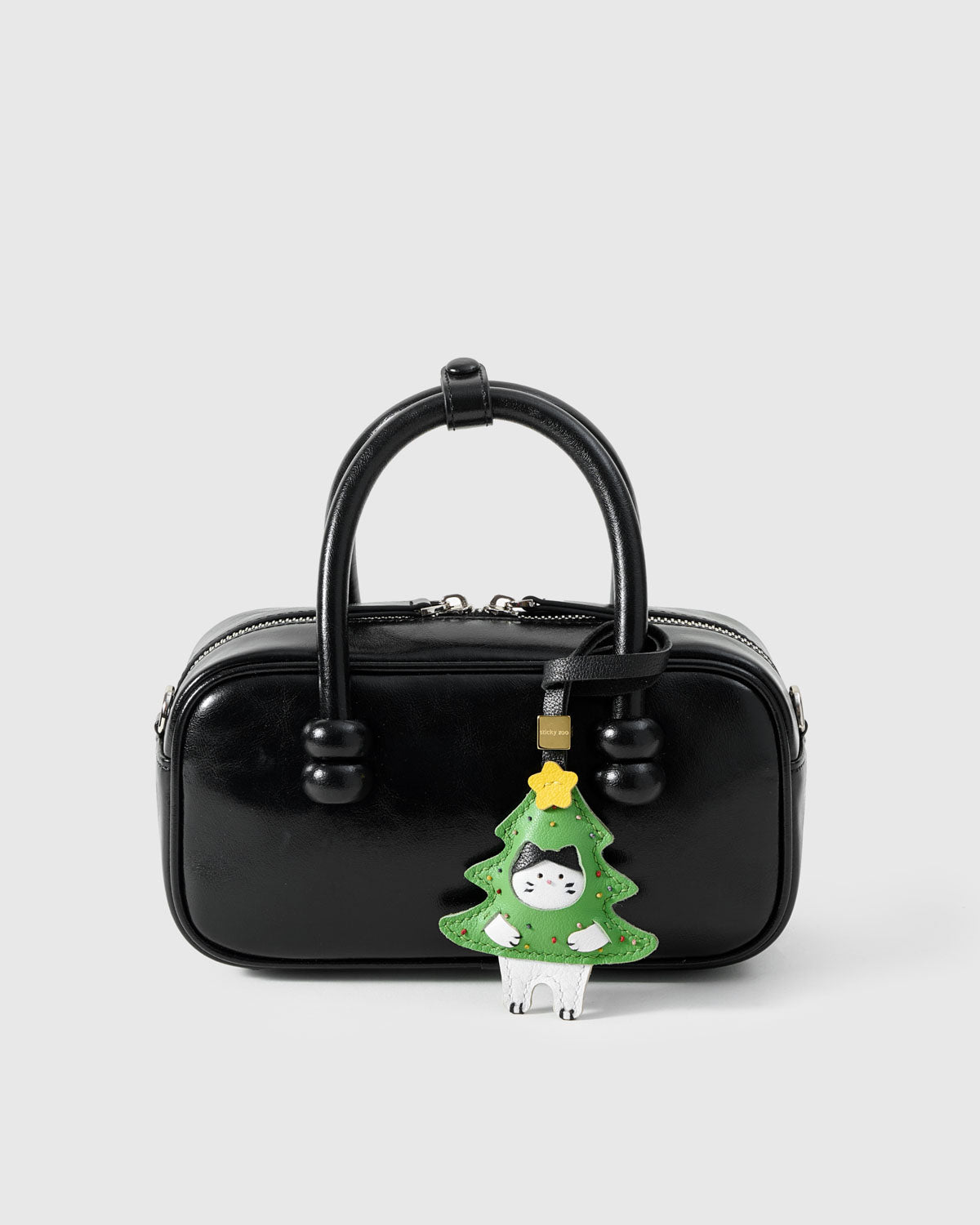 【現品限り】じゃれねこチャンと緑いちごチャーム クリスマスツリーの子猫レザーチャーム — 手作りフレンチレザー