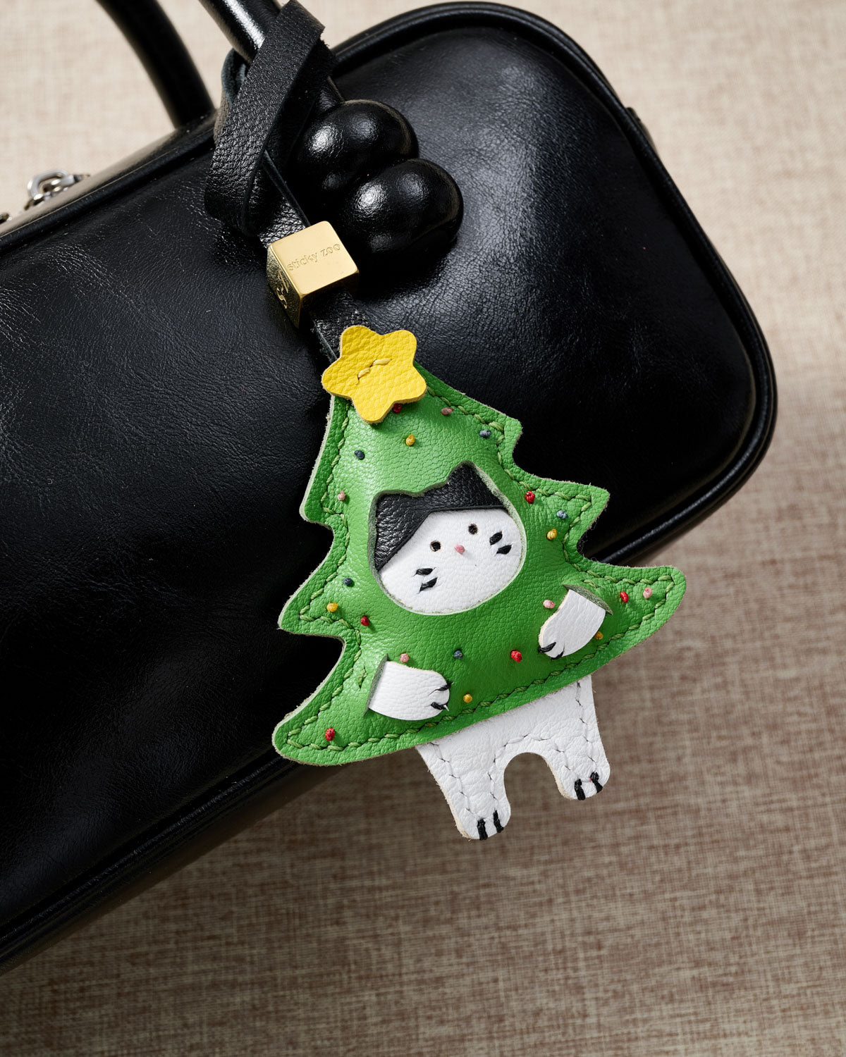 クリスマスツリーの子猫レザーチャーム — 手作りフレンチレザー