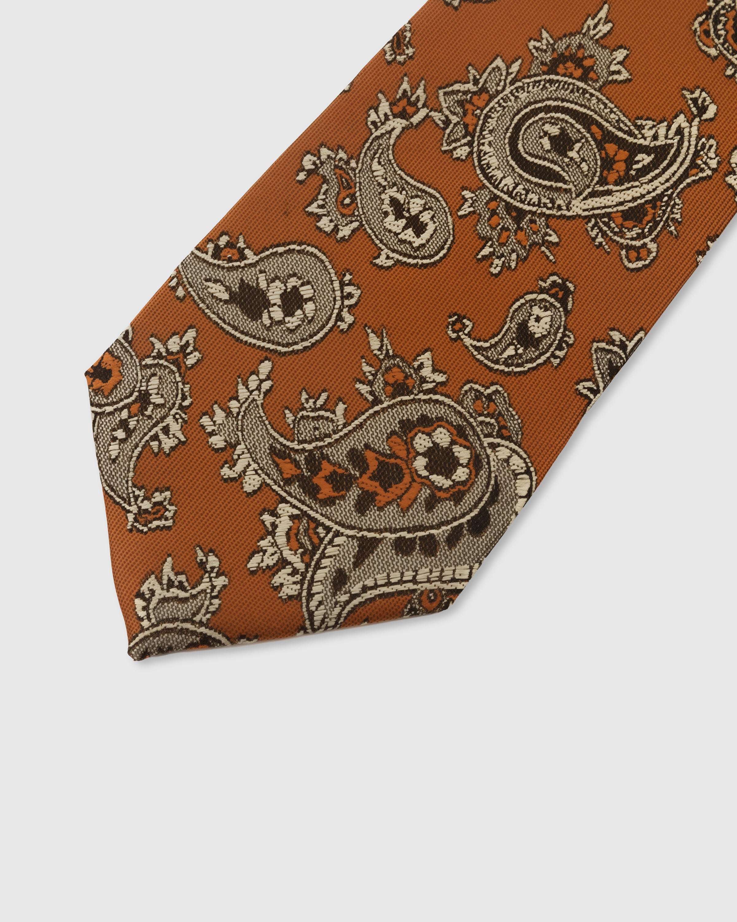AMBER PAISLEY TIE — 45° Italian bias-cut construction with structured interlining, hand-finished slip stitching visible on interior