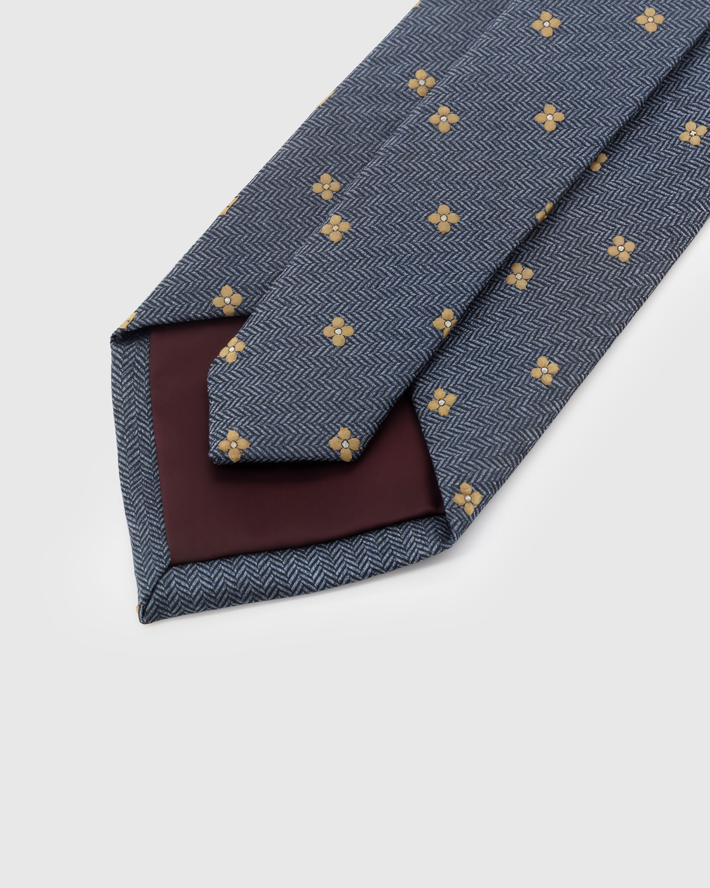STICKYZOO Steel Clover Tie interior showing structured interlining and hand-finished slip stitching, 145 x 8 cm