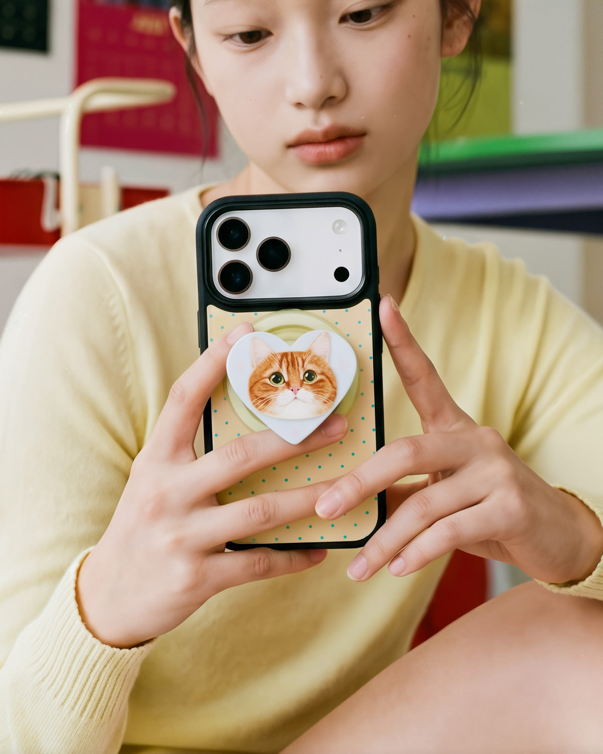 Close-up of the heart-shaped grip with a hand-illustrated ginger tabby portrait inside the acrylic-resin medallion
