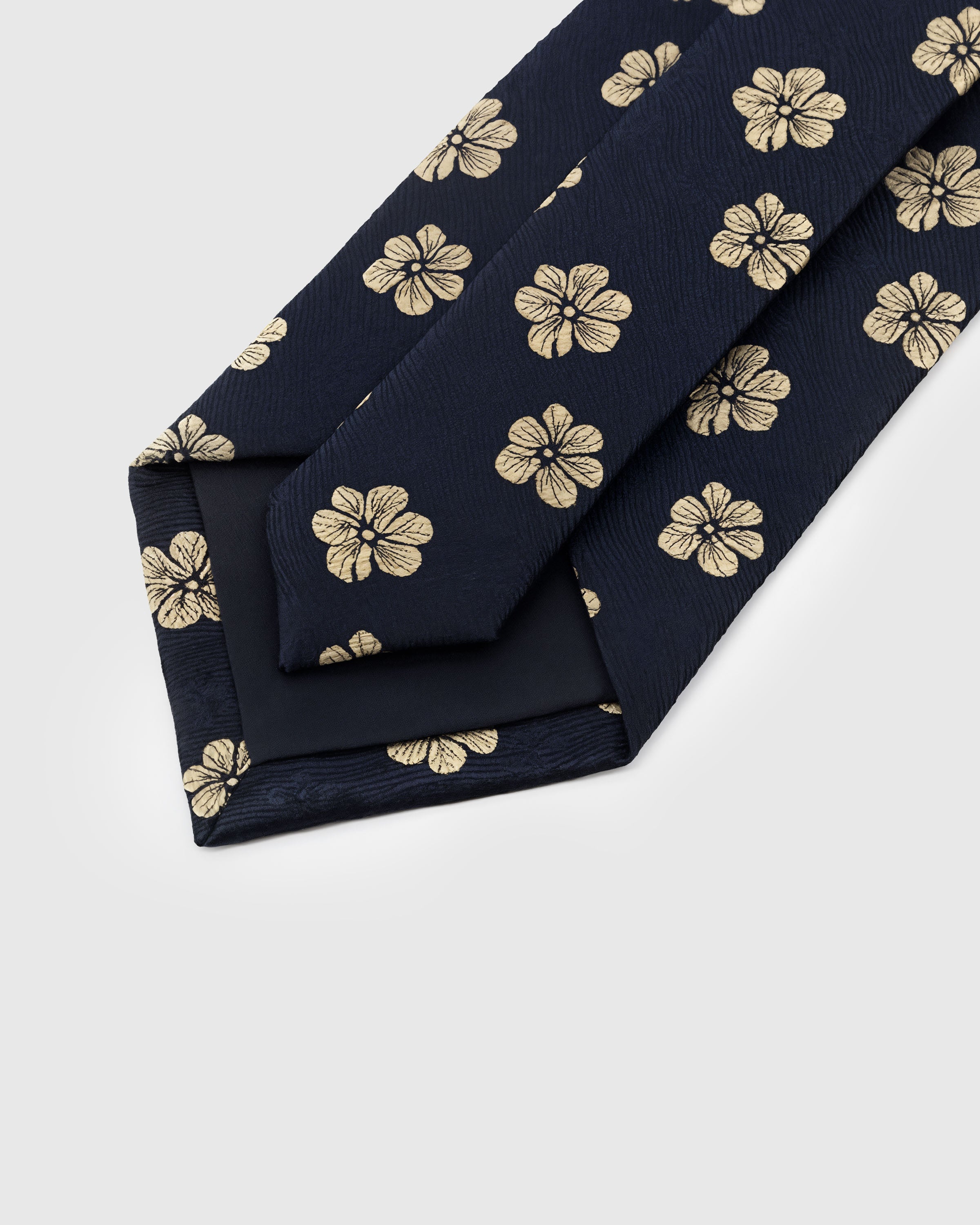 STICKYZOO Navy Blossom Tie construction showing 45° bias-cut Italian method with structured interlining, 145 x 8 cm