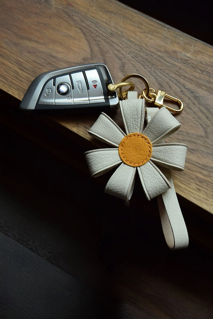 DAISY BAG CHARM