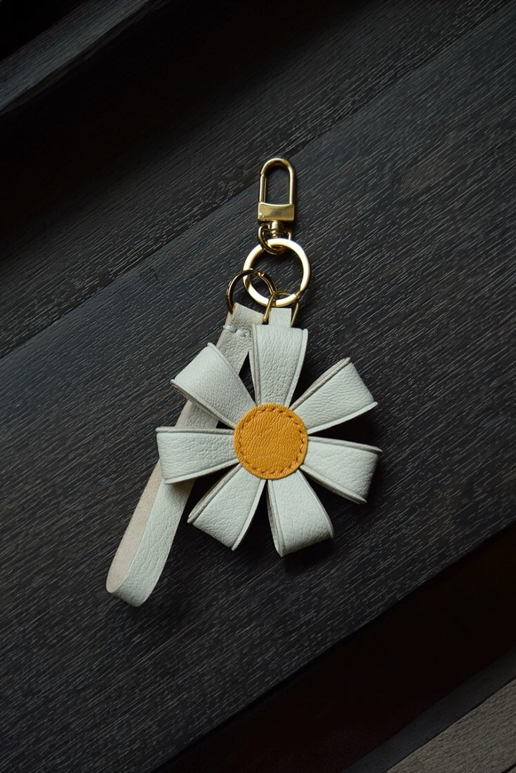 DAISY BAG CHARM