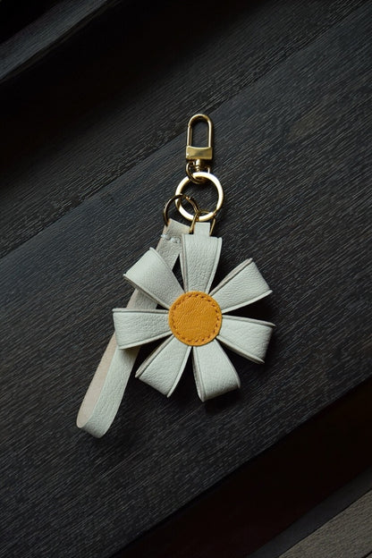 DAISY BAG CHARM