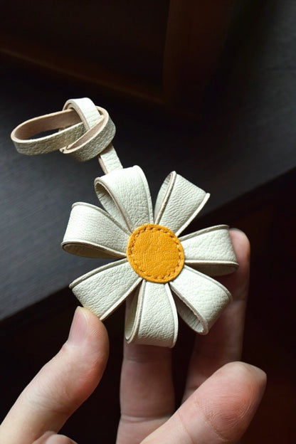 DAISY BAG CHARM