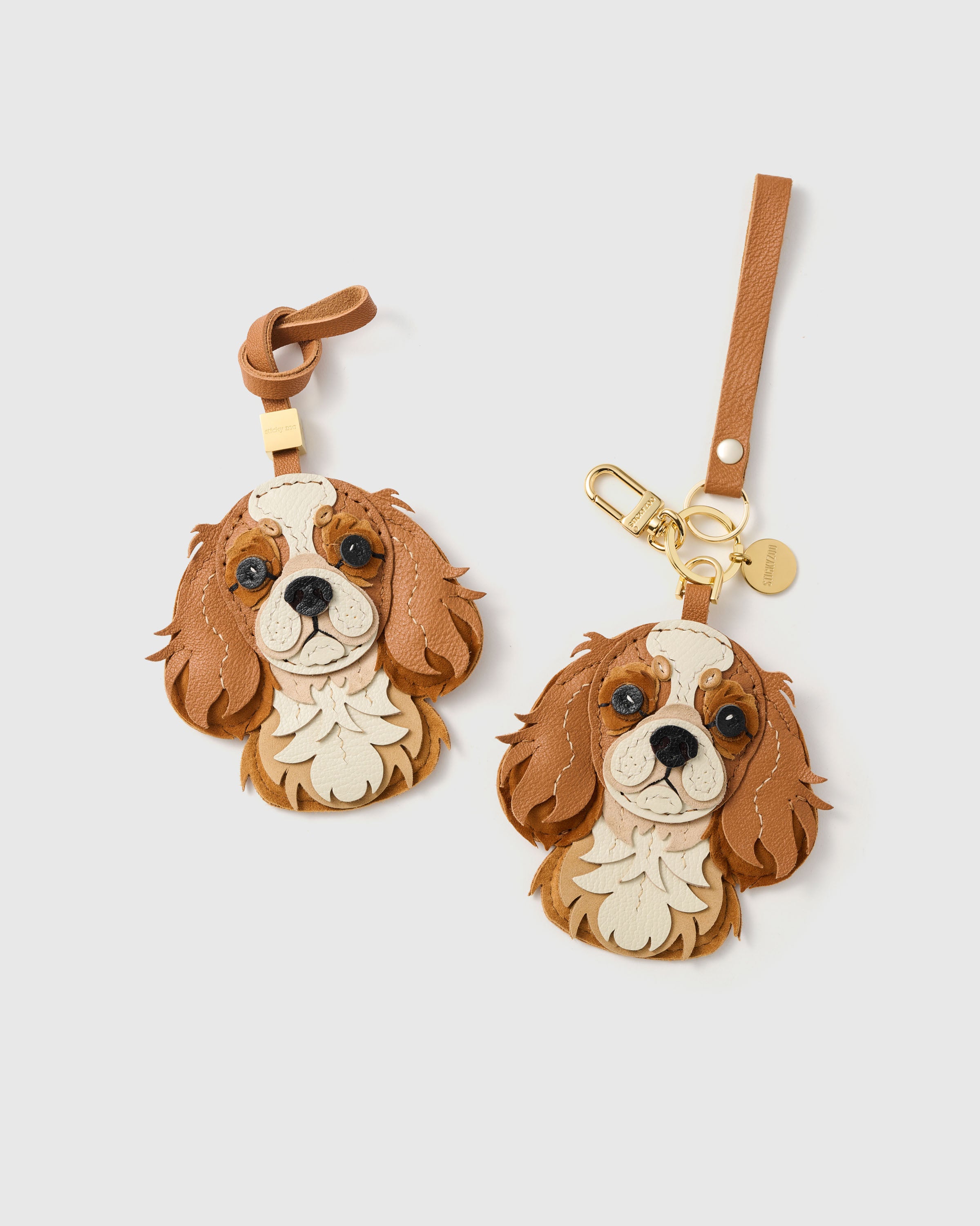 {{Dual attachment.}} Both editions — strap loop for bags or 18K gold-plated keychain clip. Same French Alran leather. Same 72 hours by hand.