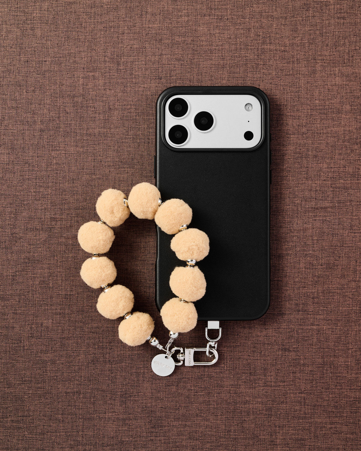 ベージュの毛玉付き携帯紐