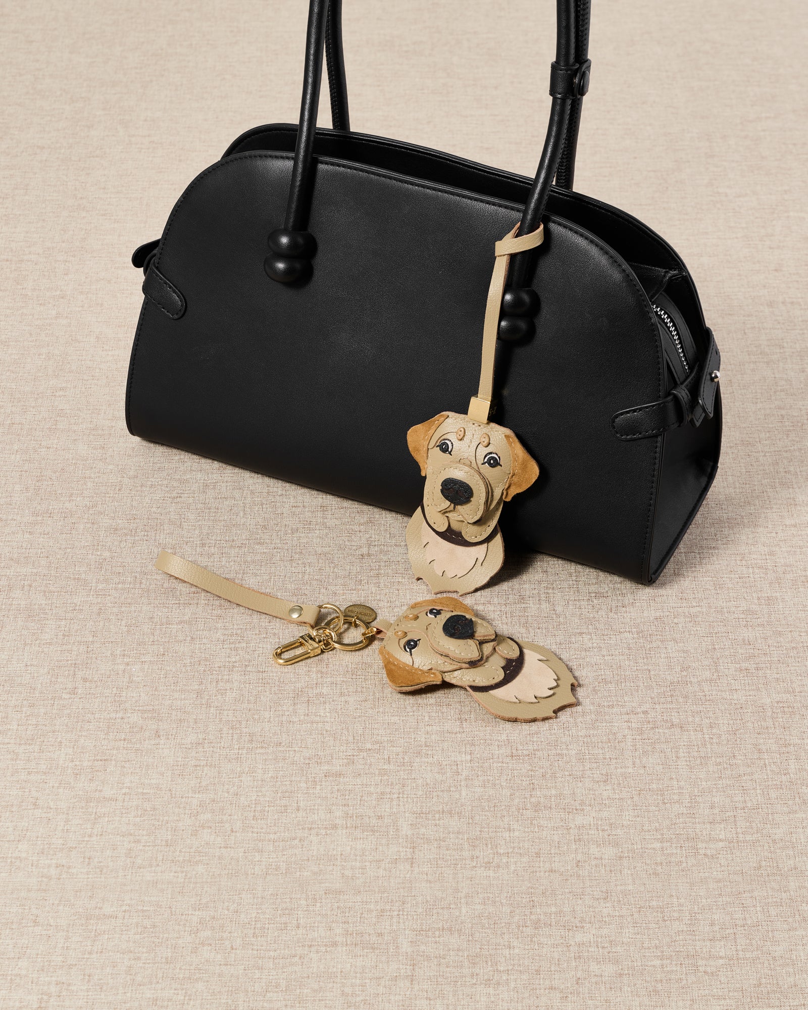 {{Keychain edition.}} Labrador Retriever on an 18K gold-plated keychain clip with engraved STICKYZOO disc — clips to keys, bags or backpacks.