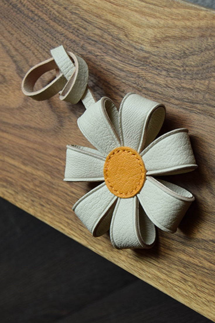 DAISY BAG CHARM