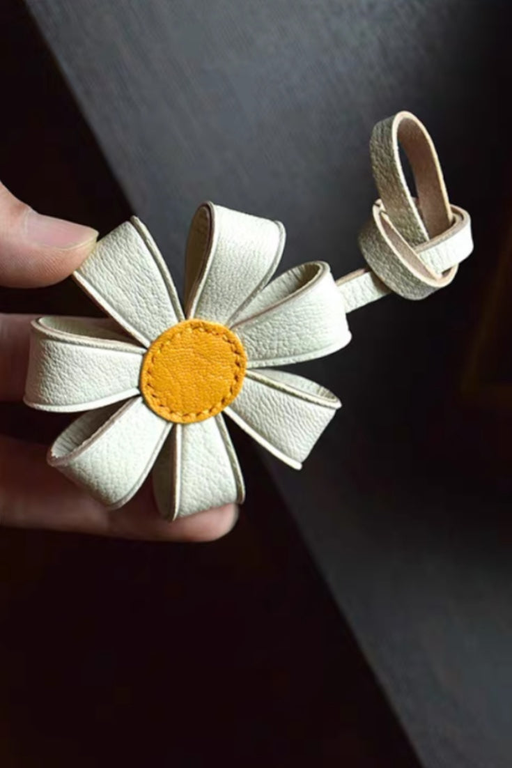 DAISY BAG CHARM