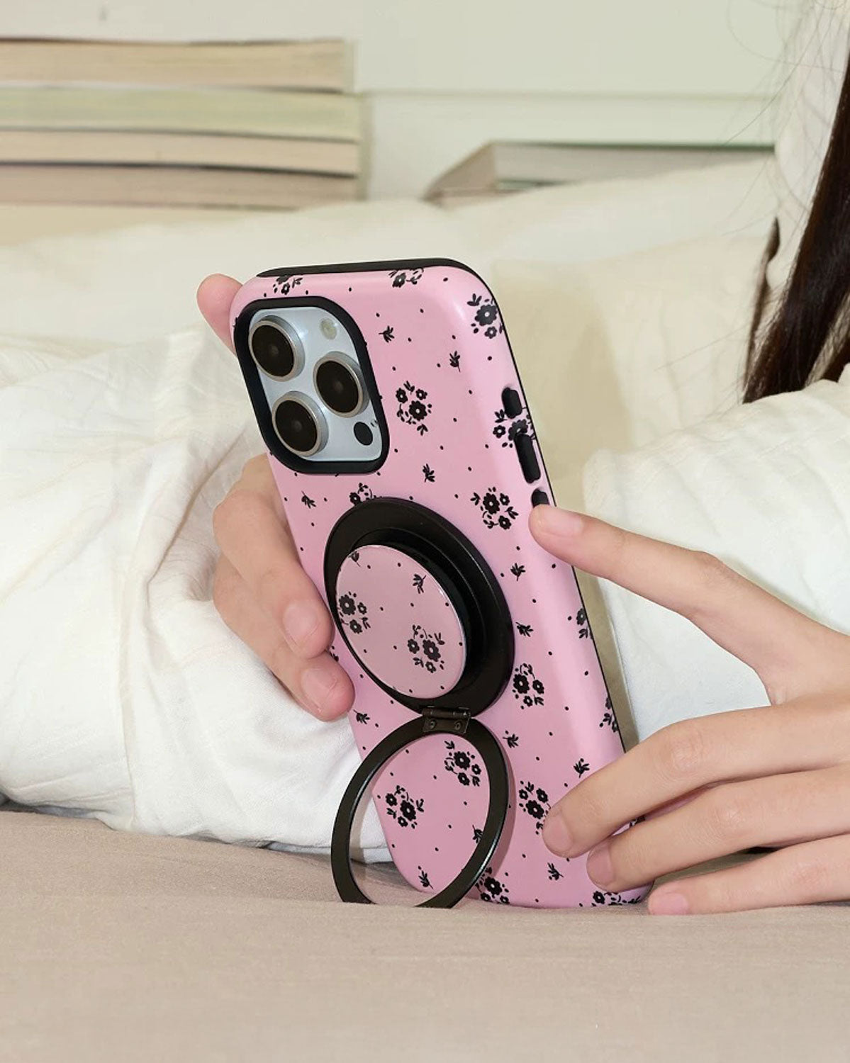 Custodia per telefono rosa con piccolo motivo floreale