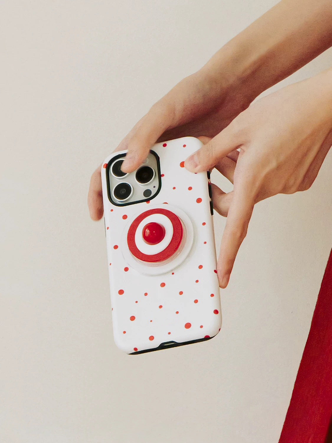 빨간색 칠한 활 모양 전화기 케이스