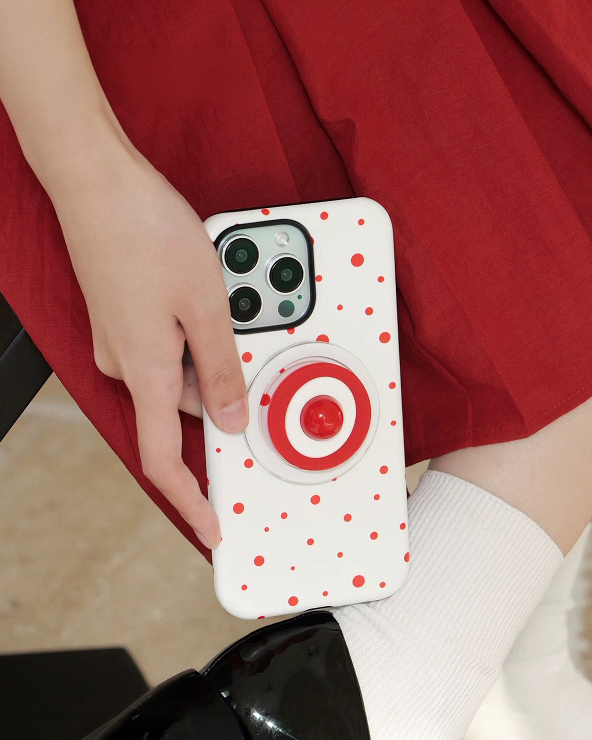 빨간색 칠한 활 모양 전화기 케이스