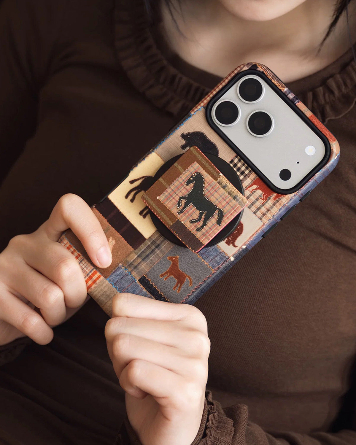 ÉTUI DE TÉLÉPHONE EN FORME D'ARC PEINT EN ROUGE