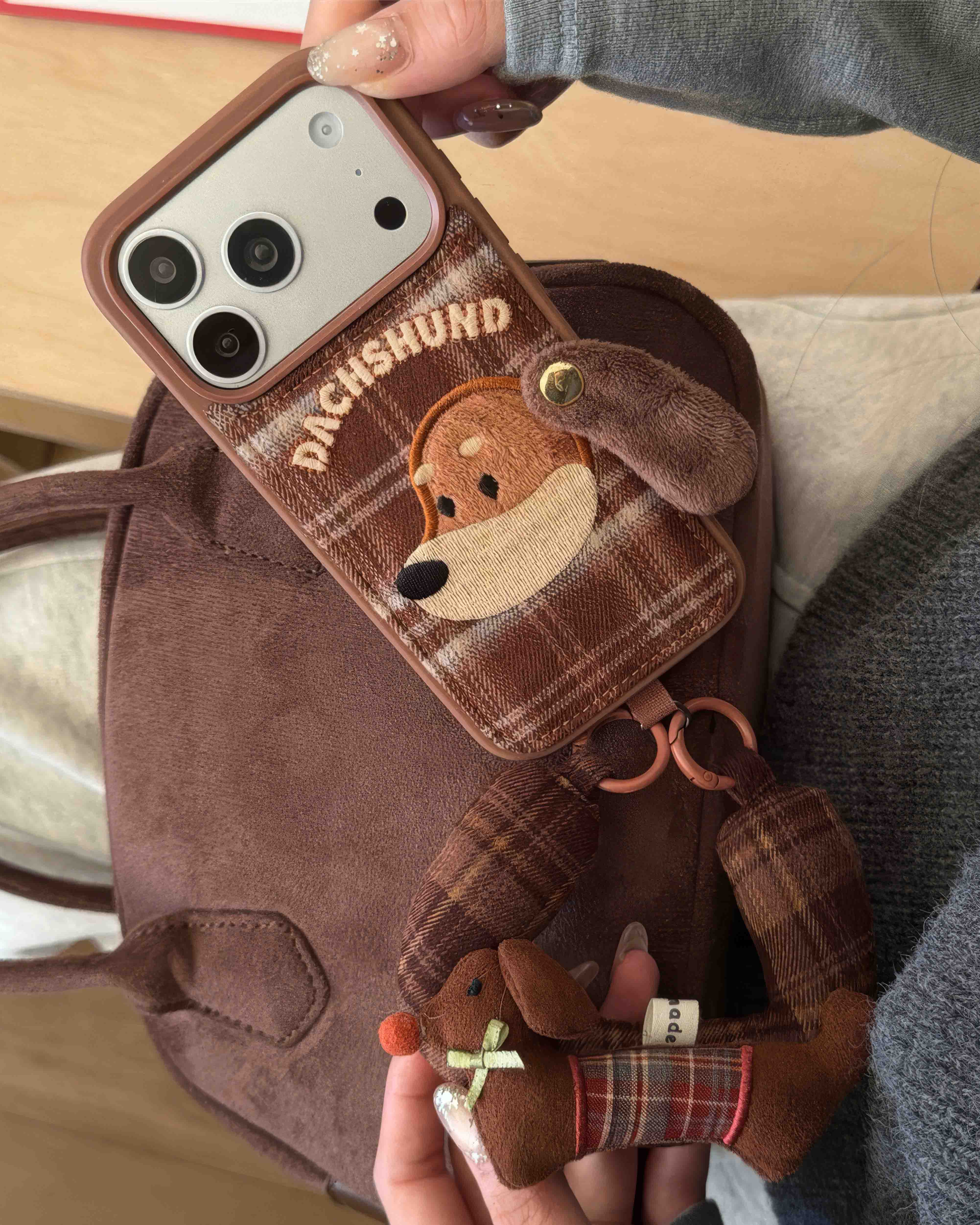 sticky zoo ブラウン iPhone用ケース Dachshund iPhone Phone Case Plaid Patch Wrist Strap Slim