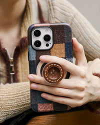 Pouzdro na telefon s knoflíkovým vzorem